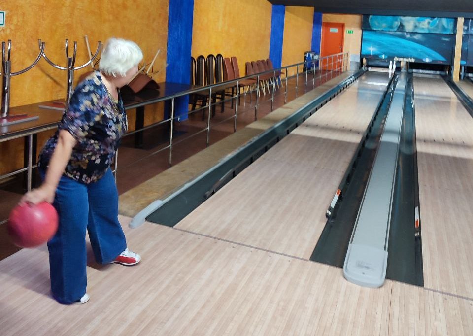 Пожилые саратовцы катали шары и заряжались позитивом